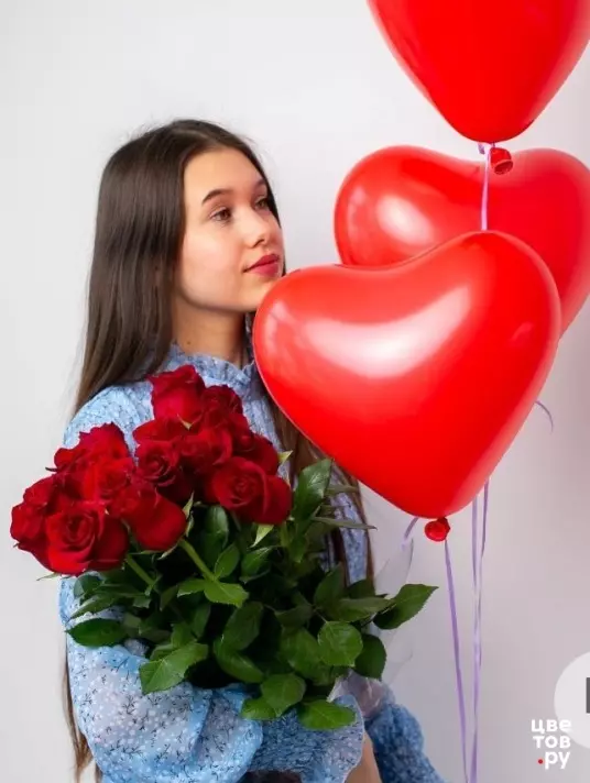 21 красные роз и шары сердце